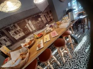 een lange tafel met eten erop in een restaurant bij Brasserie & Logies De Pijl in Mechelen