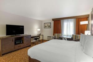 Tempat tidur dalam kamar di Best Western Plus Mill Creek Inn