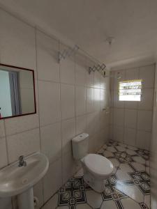 a bathroom with a toilet and a sink at Hospedaria in Guarujá