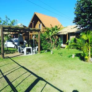 巴哈其伊比拉凱拉的住宿－Chalé Verde，一个带凉棚和房子的院子