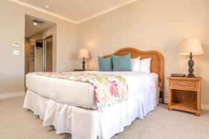 Cama ou camas em um quarto em K B M Resorts- KGV-19T1 Premium 1Bd villa, sweeping ocean views, masterfully remodeled