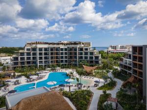 Una vista aérea de un complejo turístico con piscina. en Ventus Ha at Marina El Cid Spa & Beach Resort - All Inclusive, en Puerto Morelos