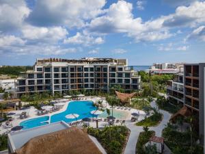 een luchtzicht op een resort met een zwembad bij Ventus Ha at Marina El Cid Spa & Beach Resort - All Inclusive in Puerto Morelos