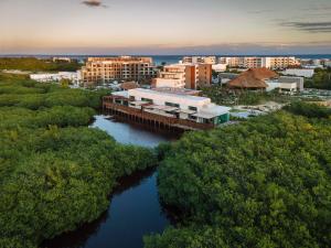 een luchtzicht op een resort op een rivier bij Ventus Ha at Marina El Cid Spa & Beach Resort - All Inclusive in Puerto Morelos