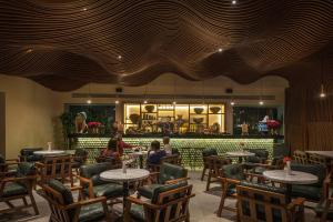 een restaurant met tafels en stoelen en een bar bij Ventus Ha at Marina El Cid Spa & Beach Resort - All Inclusive in Puerto Morelos