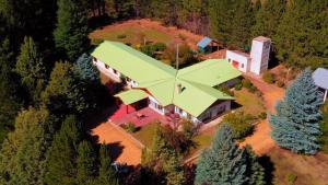 een luchtzicht op een huis met een groot groen gebouw bij Estancia Quillen Lodge - Hosteria in Aluminé