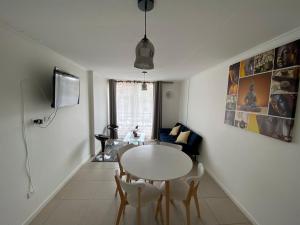 a living room with a white table and chairs at Departamento Ciudad de Caldera, Bahia Inglesa in Caldera