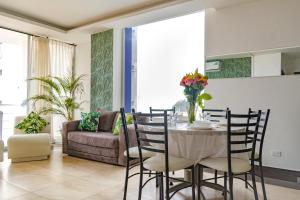 een woonkamer met een tafel met stoelen en een bank bij A4 Pool&Ocean View Economic&Comfortable 2 Bedrooms Apartment in Manta