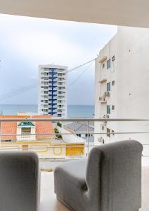 sala de estar con 2 sillas y vistas a un edificio en A4 Pool&Ocean View Economic&Comfortable 2 Bedrooms Apartment, en Manta