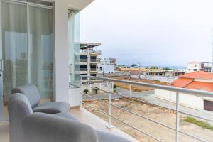 sala de estar con vistas a un balcón en A4 Pool&Ocean View Economic&Comfortable 2 Bedrooms Apartment, en Manta