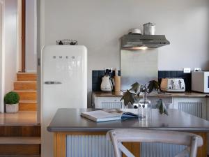 A kitchen or kitchenette at French Cottage