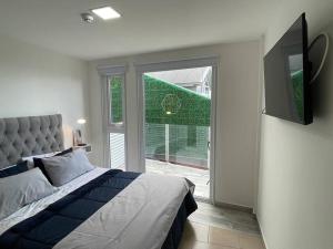 1 dormitorio con 1 cama y puerta corredera de cristal en Brisas del Olivia en Ushuaia