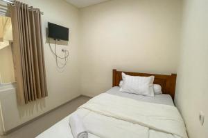Postel nebo postele na pokoji v ubytování Nipa Guest House near Universitas Widyagama Mitra RedDoorz