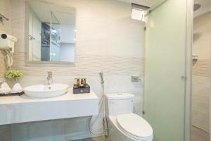 Een badkamer bij Bridge Lakeside Room For Rent Hanoi