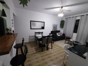 un soggiorno con tavolo e sedie di Apartamento Beira Mar - Enseada - Guarujá - 150 metros da praia a Guarujá