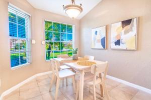 NEW Charming Lake View Home with Florida Room - Minutes from Hard Rock Casino!