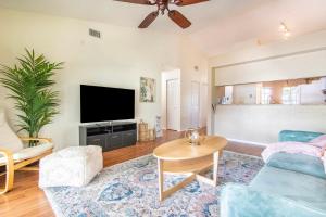 NEW Charming Lake View Home with Florida Room - Minutes from Hard Rock Casino!