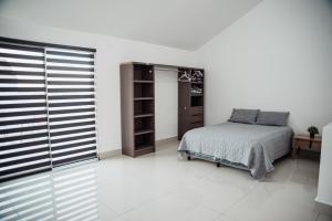 Tempat tidur dalam kamar di Mansion Cumbres Vista Panoramica Monterrey