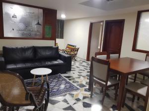 a living room with a couch and a table at Apartamento Katie urbano in Paipa