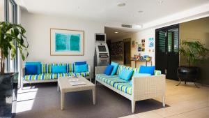 En sittgrupp på Swell Resort Burleigh Heads