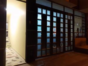 a door with glass panels in a room at Apartamento Katie urbano in Paipa
