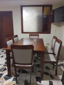 uma sala de jantar com mesa e cadeiras em Apartamento Katie urbano em Paipa