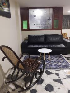 sala de estar con sofá, silla y mesa en Apartamento Katie urbano, en Paipa