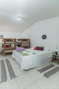 een slaapkamer met 2 bedden in een kamer bij Pousada Chácara Rama in Botucatu