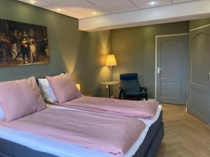 Postel nebo postele na pokoji v ubytování Hotel Workum