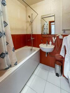 a bathroom with a bath tub and a sink at Apart-hotel Arteparts in Krasnoyarsk