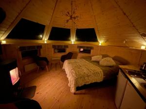 Postel nebo postele na pokoji v ubytování Northern Light Camp