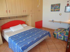 sypialnia z łóżkiem z czerwoną głowicą w obiekcie Your relaxing seaside getaway w mieście Porto Santa Margherita di Caorle +24 zdjęcia