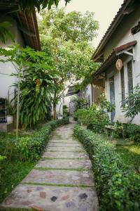 un chemin en pierre devant une maison dans l'établissement Manh Duyen Garden Homestay, à Duong Dong