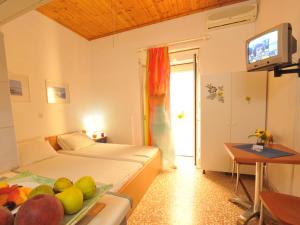 a hotel room with a bed and a table with fruit at Armonia Central in Loutra Edipsou
