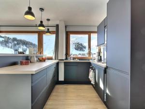 Appartement La Plagne, 3 pièces, 8 personnes - FR-1-455-75にあるキッチンまたは簡易キッチン