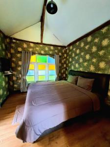 - une chambre avec un grand lit et une fenêtre dans l'établissement Nokkamin Home, à Chiang Dao