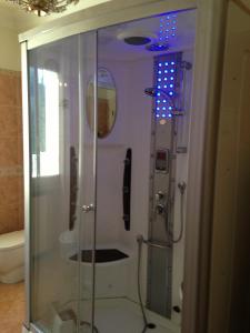um chuveiro com uma porta de vidro na casa de banho em Precious Villa Italy just few minutes drive from Pesaro beach em Ripe