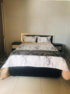 a bed in a bedroom with a large bed sidx sidx sidx at RMB Luxury Lodge in Ga-Mothiba