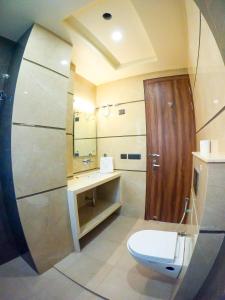 een badkamer met een toilet en een wastafel bij The Taj Vista - Agra in Agra