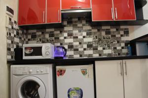 Kuchyň nebo kuchyňský kout v ubytování Современная smart квартира для 3-их. чел. М.Академика Павлова , р-к Барабашова + 3 fotografie