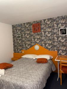Un pat sau paturi într-o cameră la Astrotel Romorantin-Lanthenay Soirée étape