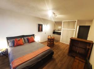 1 dormitorio con 1 cama con almohadas de color naranja en Studiò Pila 1800, en Pila