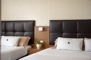 Łóżko lub łóżka w pokoju w obiekcie Aqua Hotel