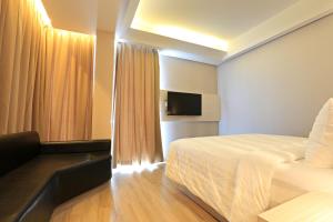 TV a/nebo společenská místnost v ubytování Luminor Hotel Jambi Kebun Jeruk By WH