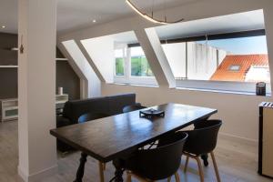 米尼奧的住宿－Precioso loft en Miño.，一间带木桌和椅子的用餐室
