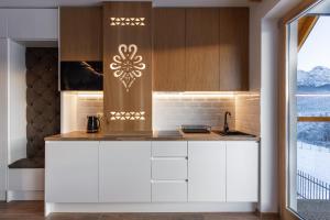 Kuchyňa alebo kuchynka v ubytovaní Apartamenty Parzenica Zakopane