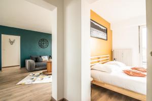 sypialnia z łóżkiem i salon w obiekcie Lumineux - L'Envol - Terrasse w Strasburgu