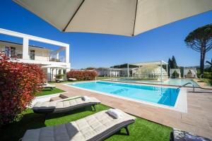 een huis met een zwembad en een huis bij iConic Wellness Resort & Spa in Arezzo