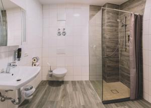 ein Badezimmer mit Dusche, Toilette und Waschbecken in der Unterkunft E&B Hotel Korb bei Waiblingen & Stuttgart in Korb + 38 Fotos