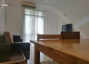Televisyen dan/atau pusat hiburan di Cozy NEAR-BEACH Apartment - LazyCats' Den